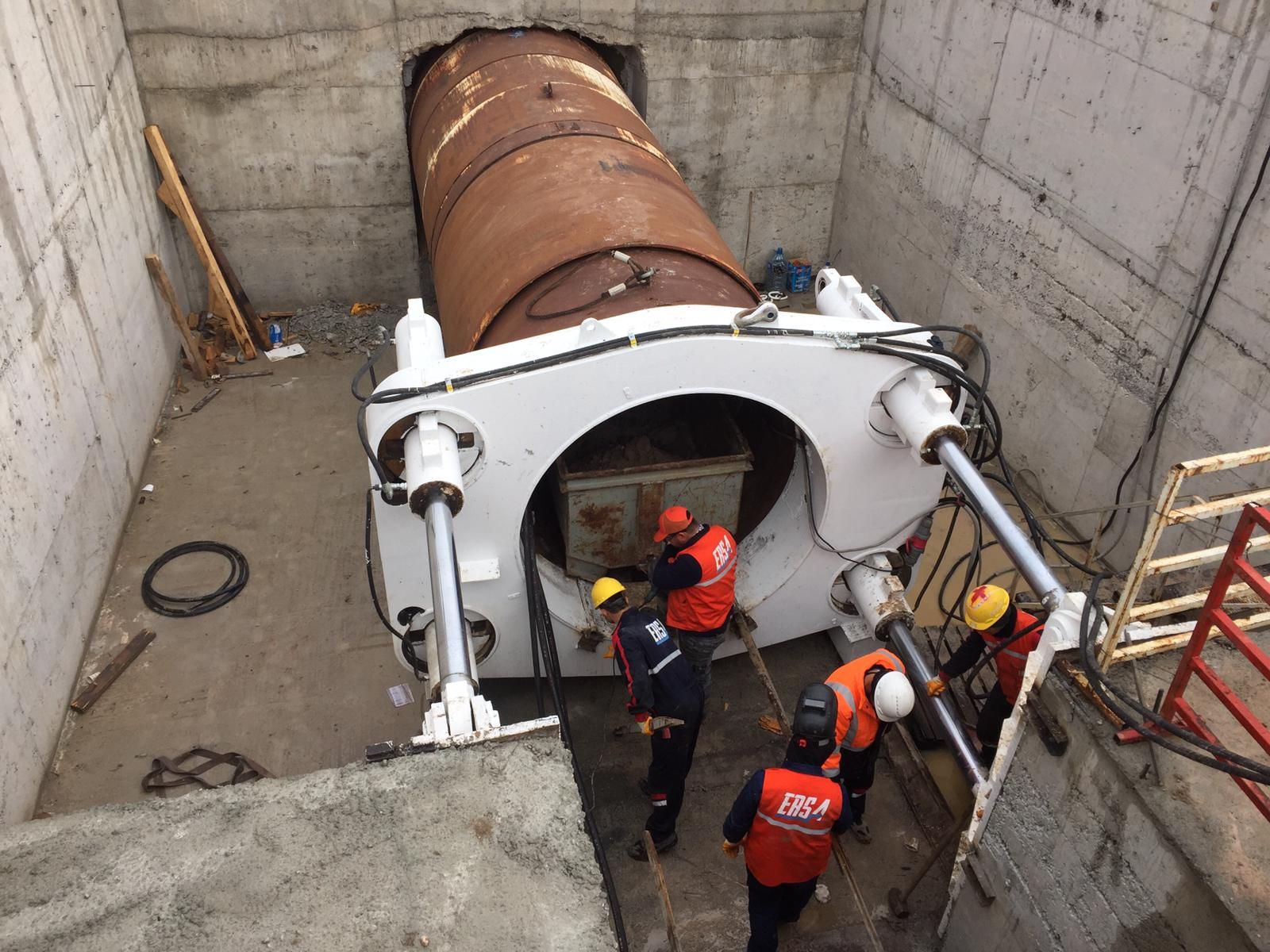 ERSA Ankara'da Mikrotünel Yöntemi ile 2400 mm Çapında Çelik Boruların Döşenmesi işine başladı.